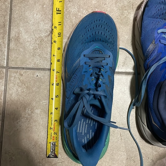 5x pair shoe lot (2) Hoka one one (2) keens (1) Birkenstocks - Picture 8 of 10